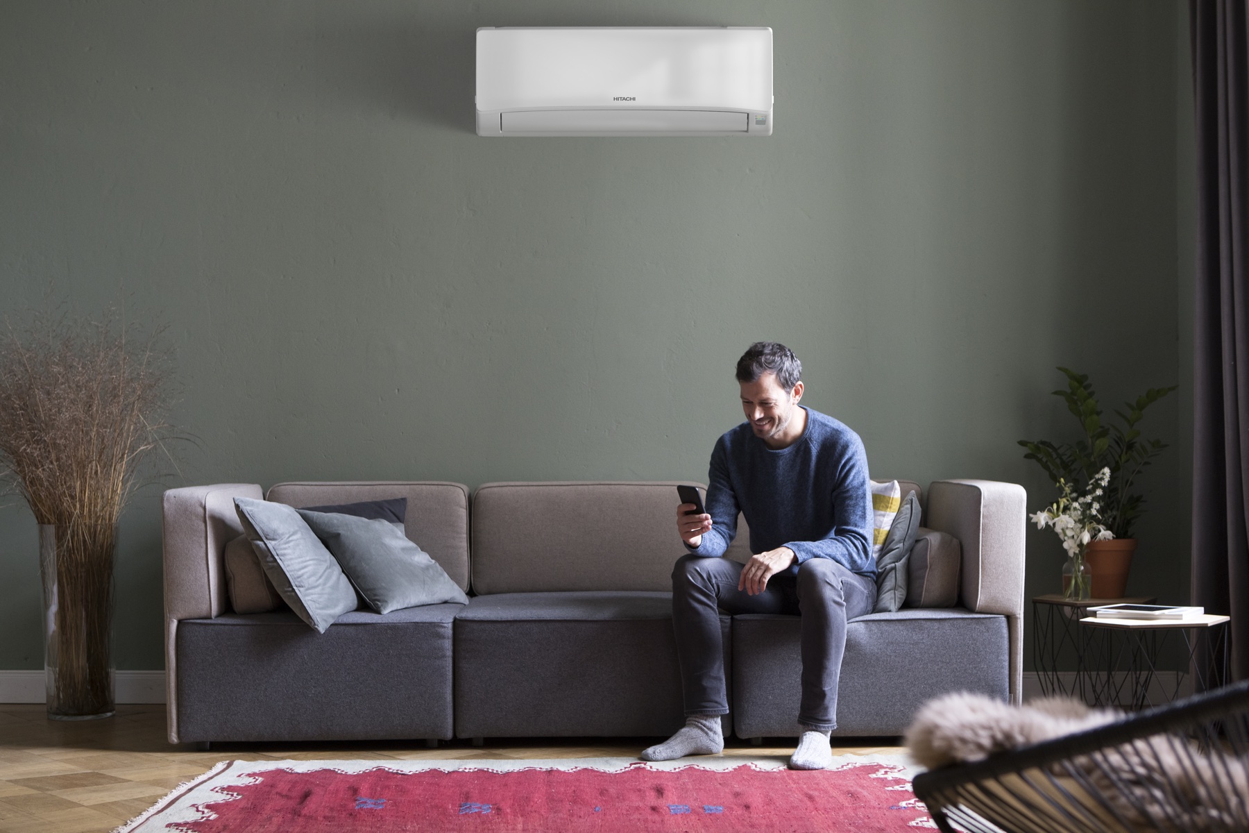 Climatiseur mural Hitachi dans un salon contemporain, visuel du fabricant